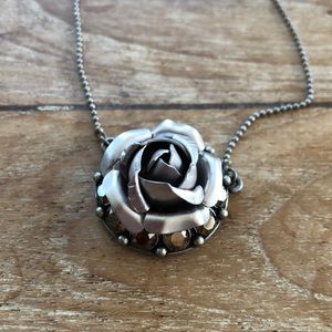 Sabika rose jewled necklace